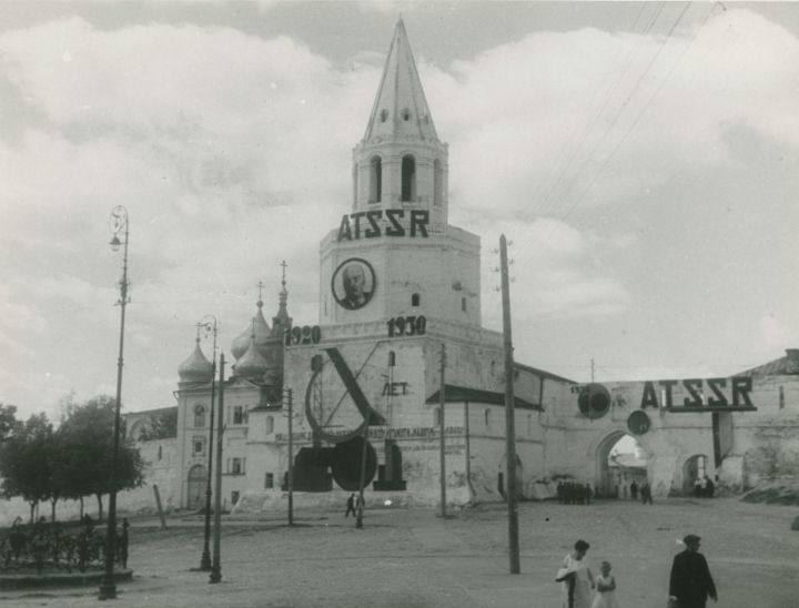 Спасская башня Казанского кремля. 27 июля 1930 года