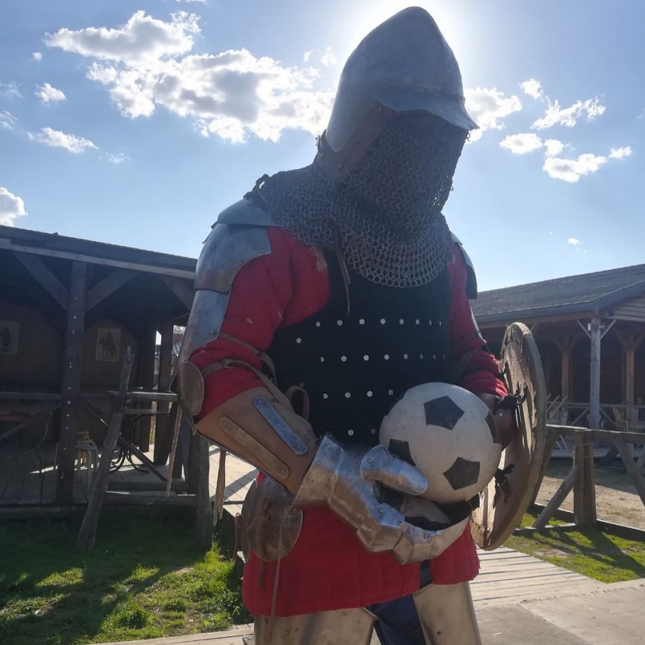 Сыграем в средневековый футбол!